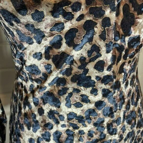 Lavish Alice One Shoulder Leopard Print Velvet Dress 4 NWT - Picture 4 of 10